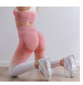 Detailansicht des Pfirsich-Weiß-Gradient-Yoga-Sets mit atmungsaktivem Strick und Lift