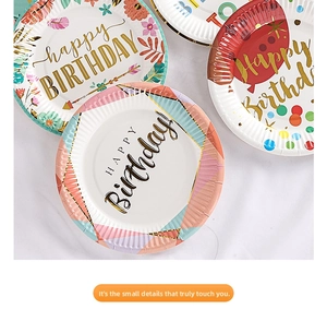 Dettaglio di piatti di carta colorati da 7 pollici con motivi in oro e stampe di compleanno