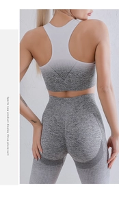 Rückansicht des grauen Yoga-Sets mit Farbverlauf und atmungsaktiven Strick-Mesh-Details