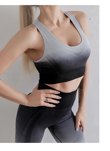 Détail macro de la brassière de yoga dégradée sans couture et texture respirante