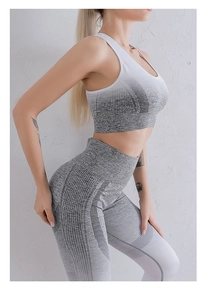 Détail de l'ensemble de yoga ombré gris avec texture côtelée sans couture et extensible
