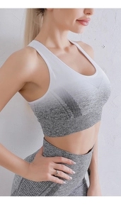 Détail du soutien-gorge de sport dégradé sans couture en tissu extensible respirant