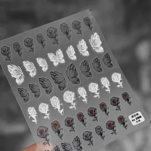Vue macro de stickers 5D pour ongles à motif de roses noires avec reliefs texturés