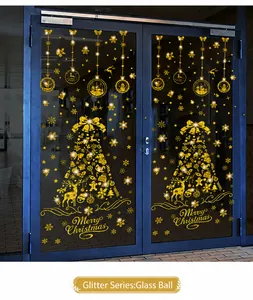 Detailansicht goldener Glitzer-Weihnachtsfensterbilder mit kunstvollen Ornament-Anhängern