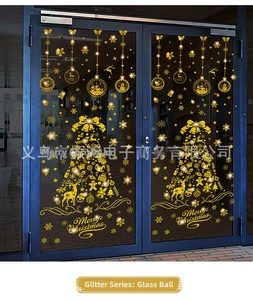 Dettaglio degli adesivi natalizi per finestre con glitter dorati e decorazioni festive