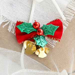 Décoration de Noël avec nœud en velours rouge, feuilles de houx et cloches dorées