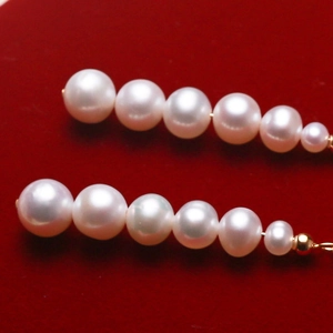 Elegant s925 silver hook earrings with gradient size white pearls on red velvet