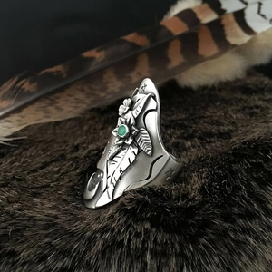 Anillo bohemio vintage de plata con gema verde y patrones celestiales grabados de plumas