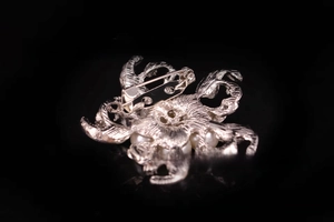 Dettaglio del retro della spilla a ghirlanda d'argento con chiusura a spilla sicura
