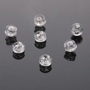 Détails macro de fermoirs de boucles d'oreilles en silicone avec disques en métal doré