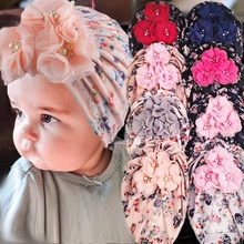 Detail von Baby-Blumen-Stirnbändern mit handgefertigtem Drei-Blüten-Design und Perlen