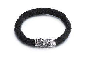 Details des schwarzen Lederarmbands mit silbernem Magnetverschluss und Vintage-Gravur