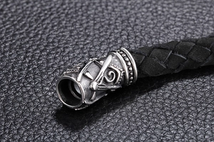 Makrodetail der Horusauge-Gravur auf schwarzem Lederarmband mit Edelstahl-Magnetverschluss