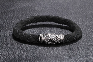 Nahaufnahme von schwarzem Lederarmband mit graviertem Silber-Magnetverschluss für Herren