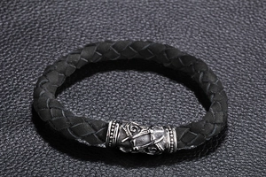Makroaufnahme: Schwarzes geflochtenes Lederarmband mit silbernem Magnetverschluss
