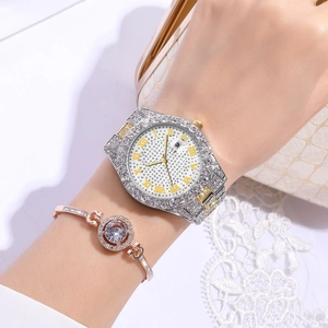 Dettaglio dell'orologio al quarzo con strass e set di bracciali in oro rosa da donna
