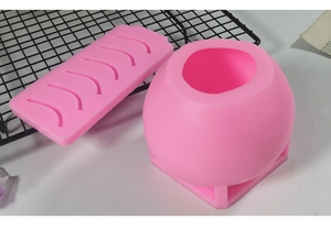 Detailansicht der rosa Silikon-Apfelform für DIY-Kerzen und Mousse-Kuchen-Backen