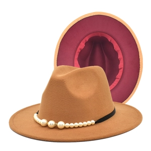 Détail du chapeau en laine avec doublure bordeaux contrastée et bandeau perlé chic