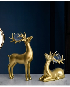 Detail der eleganten Gold-Harz Elchfiguren mit Kristallkugeln und mattem Finish