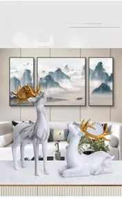 Detailansicht moderner Nordic Elchstatuen mit Marmortextur und goldenen Akzenten