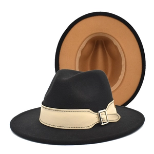 Detail eines Fedora-Hutes aus schwarzem Wollfilz mit beigem Lederband und khakifarbener Krempe