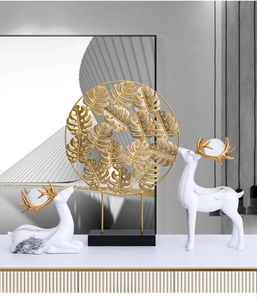 Moderne Blatt-Skulptur in Gold und Marmor-Hirschfiguren auf schwarzem Sockel