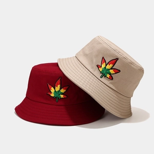 Lot de bobs en coton beige et rouge foncé avec broderies de feuilles colorées