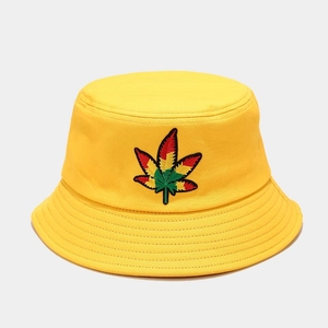 Détail de la broderie de feuille dégradée tricolore sur un chapeau bob en toile jaune
