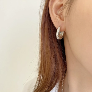 Minimalist S925 sterling silver wide hoop earrings with polished geometric arc design