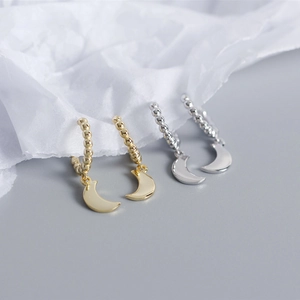 Macro di orecchini a cerchio in argento sterling 925 con pendenti a luna dorati e argento
