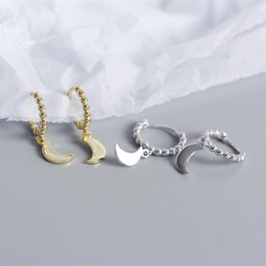Dettaglio degli orecchini a luna in argento sterling S925 nelle finiture oro e argento