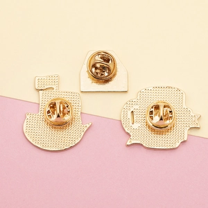 Detailweergave van de gouden vlindersluitingen en speldstructuur voor emaille broches