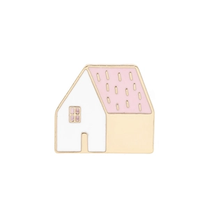 Detailweergave van een roze en witte huis-emaille speld met goudkleurige rand en patronen
