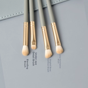 Détail du set de 4 pinceaux maquillage yeux avec manche vert-gris mat et virole dorée