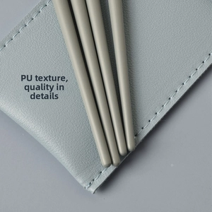 Vue détaillée de la trousse cosmétique en cuir PU bleu-gris avec couture précise
