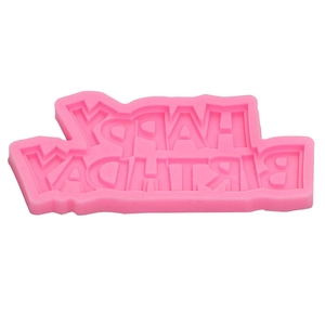 Detaillierte Draufsicht auf rosa Silikonform mit Happy Birthday-Buchstabengravur