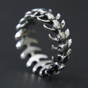 Vintage punk silver alloy fish bone spine ring with gothic skeleton design for men and women