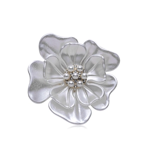 Broche fleur argentée avec perles et strass brillants sur des pétales superposés