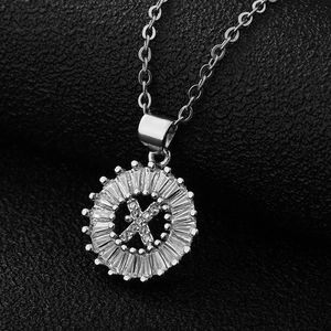 Vue détaillée du pendentif lettre X argenté serti de zircons avec une chaîne assortie