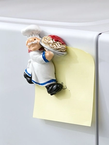 3D Cartoon Harz Chef Magnet mit Pasta Teller hält eine gelbe Notiz am Kühlschrank