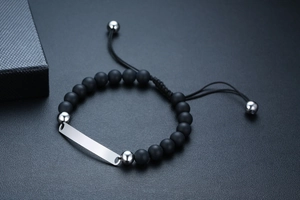 Detail von matten schwarzen Achatperlen und verstellbarer Nylonschnur am Herrenarmband
