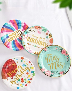 Dettaglio di piatti di carta da 7 pollici dorati con motivi Happy Birthday e Miss to Mrs