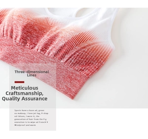 Détail du soutien-gorge de yoga dégradé blanc-rouge avec texture côtelée élastique