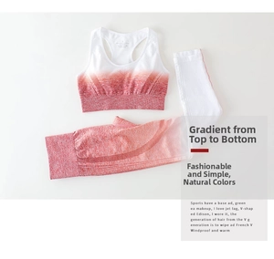 Détail d'un ensemble de yoga dégradé rouge sans couture montrant l'étiquette de taille