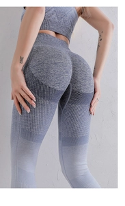 Detail der nahtlosen High-Waist-Leggings mit atmungsaktivem Mesh und Ombre-Struktur