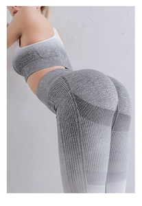 Detailaufnahme der nahtlosen Gradient-Leggings mit Mesh-Gewebe und Push-up-Effekt