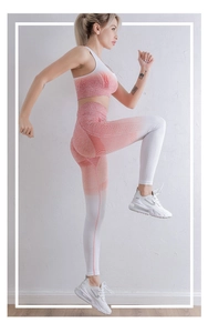 Détail du soutien-gorge et legging de yoga sans couture avec texture côtelée dégradée