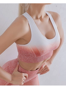 Détail d'un soutien-gorge de yoga dégradé avec tricot sans couture et trous d'aération