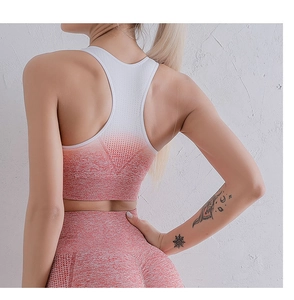 Détail du soutien-gorge de sport dos nageur avec dégradé et texture en maille tricotée
