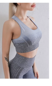 Détail de l'ensemble de yoga sans couture à taille haute avec dégradé gris-bleu sur mannequin